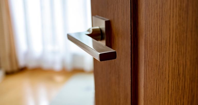 تصنيع الأبواب الخشبية بالرياض