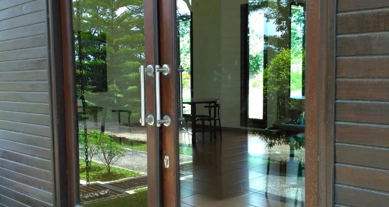 تفصيل أبواب زجاج بالرياض